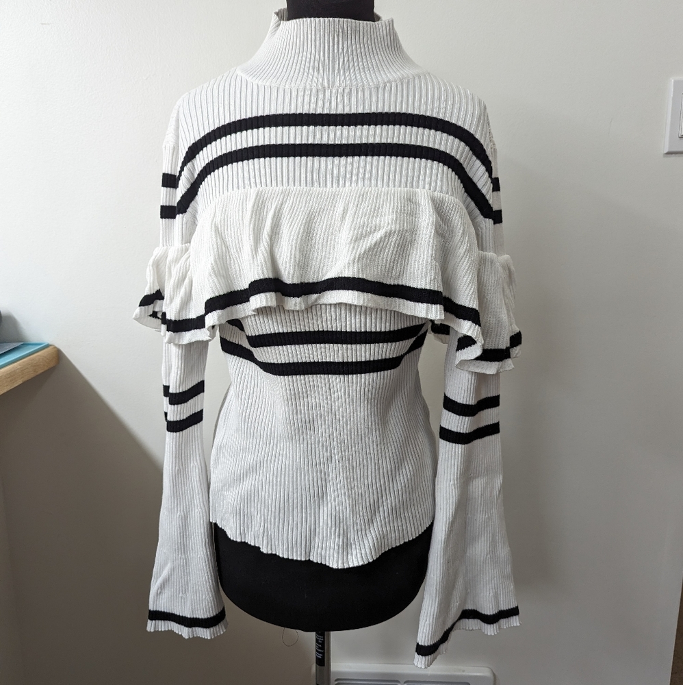 John & Jenn sz L ruffle black and white sweater